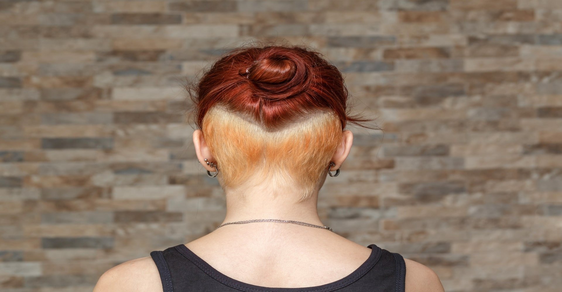Imagem Da Modelo De Costas Com O Cabelo Vermelho E A Parte De Baixo Raspada